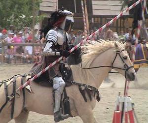 пазл Рыцарь в доспехах и с копьем готова монтируется на коне также защищена броней